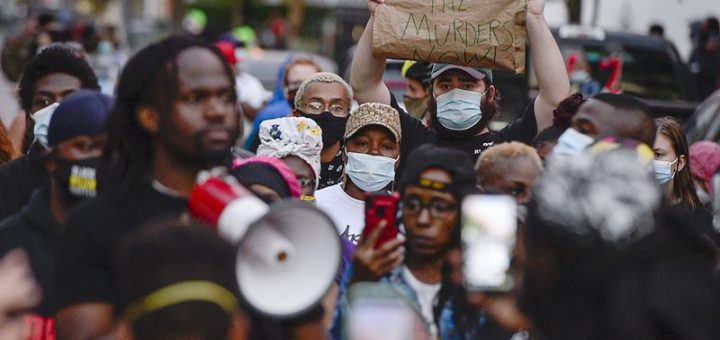 紐約警方被爆用頭套致非裔男子窒息身亡，引發新一輪種族示威
