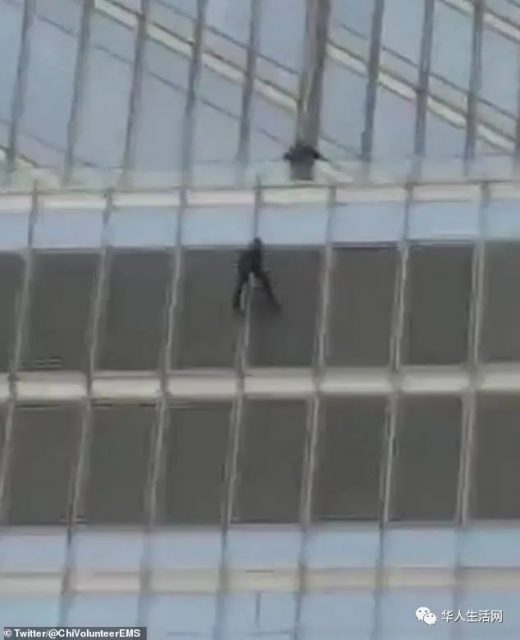 驚險！手握小刀，懸掛川普大廈窗外，整整一夜，亞裔BLM男子