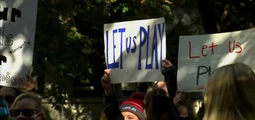 伊州一些高中運動員再次來到州長的辦公室門前抗議，呼籲他放寬限制，讓他們參加比賽。