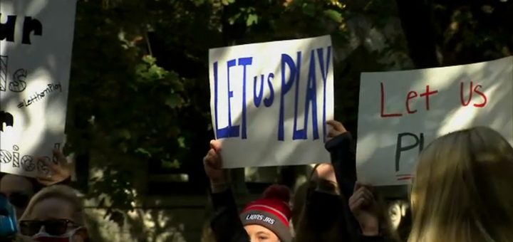 伊州一些高中运动员再次来到州长的办公室门前抗议，呼吁他放宽限制，让他们参加比赛。