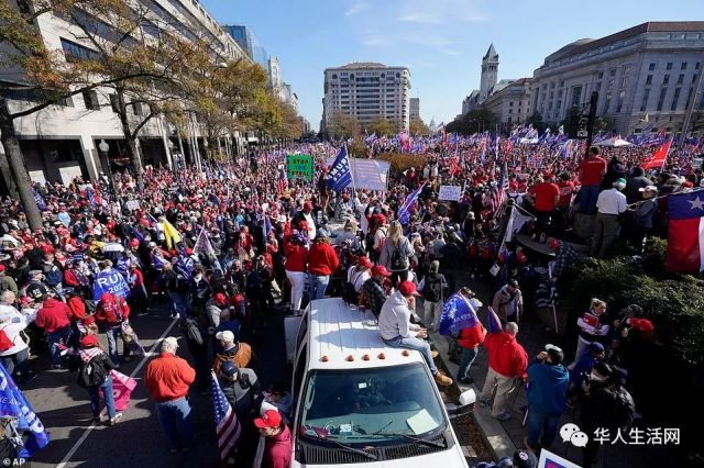 抗议！抗疫！美双警戒线失控！华盛顿DC数万人大游行，川普车队绕行自由广场！