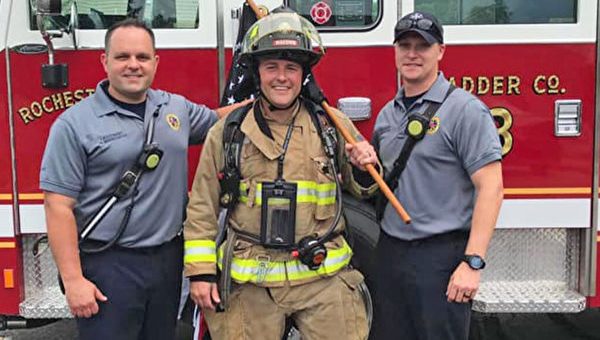 美国消防员着装步行140英里 为癌症队友募款