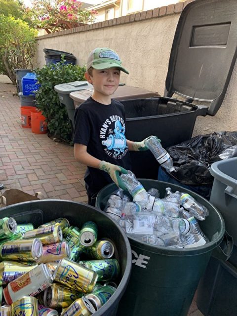 清洁环境 美国11岁儿童回收一百多万个易拉罐