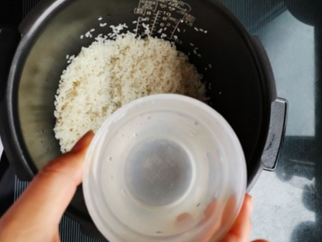 煮米饭，只加水是“外行”！水里多加2样，米饭又香又软，粒粒分明！
