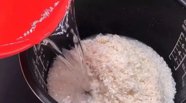 煮米饭，只加水是“外行”！水里多加2样，米饭又香又软，粒粒分明！