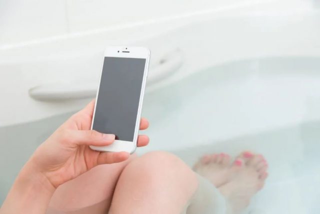 警惕! 24歲美女在廁所玩手機 一個動作被電死 變赤裸屍體 已有多人因此喪命!