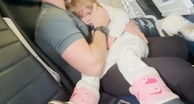 視頻爆火！我們被聯航踢下飛機，因為2歲女兒拒絕戴口罩！