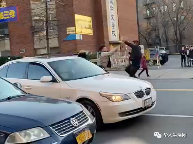 气愤！为了争抢停车位，华男被西裔男打的满脸是血