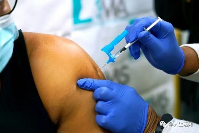根据综合报道，自从辉瑞(Pfizer)与德国伙伴BioNTech共同研发的新冠肺炎疫苗一周以来，至少已有12万8000人接种第一剂疫苗；虽然出现5例过敏反应，联邦食品暨药物管理局(FDA)也已经开始着手对此进行调查。 图片 联邦政府预料第一批配送足够290万人接种第一剂的疫苗，但仍不及全国人口的1%，且不够健康照护人员及长期照护机构的居民及照护员接种。 图片 虽然联邦卫生部(Department of Health and Human Services)已公布各州及领地的首批疫苗配送数据，但未公布已配送或接收多少疫苗；此外，部分地区的药剂师有时会从疫苗保存瓶中汲取比预期还多的疫苗剂量，但爱阿华州及华盛顿州的药剂师反映收到比预期更少的疫苗。 发烧、头痛、肌肉酸痛…专家：正常反应 据悉，疫苗在第三期临床试验已有90%有效性，也由独立专家小组审查，未发现明显副作用，对大众安全。但专家们警示，某些人在注射后可能发生的发烧、头痛、疲劳与肌肉酸痛等，皆为正常反应。 图片 图片 辉瑞疫苗试验中，所有反应均以轻度或中度呈现，几天内可解除。专家们表示，疫苗注射的反应为正常情况，且是疫苗正达到预期目标的表现。西奈山伊坎医学院(Icahn School of Medicine at Mt. Sinai) 免疫专家克拉默(Florian Krammer)指出，疫苗注射后，可能有体温升高、头痛或肌肉酸痛。 图片 症状发生是因先天免疫系统识别出某些东西不属于体内，并发出警报，若感到不适，不是因为感染病毒，而是因为疫苗正在触发免疫反应。 首批莫德纳疫苗已发往美国各州 另外，第一批莫德纳（Moderna）公司的新冠疫苗于周日（12月20日）早晨开始离开仓库运往各地，扩大了美国的疫苗接种工作。 分销疫苗的公司McKesson Corp在今天早上6点左右的一份声明中说，他们已经启动了新冠疫苗及辅助供应包的运送推广工作。 图片 在食品和药物管理局（FDA）授予该药品紧急使用授权后，疫苗于周六抵达配送中心，被装入集装箱并装上卡车。 图片 该疫苗预计将在全美3700多个地点推广。政府部门表示，在美国批准的第一种疫苗——200万支辉瑞疫苗的基础上，计划本周再发放590万支莫德纳疫苗。 美国陆军将领古斯塔夫·佩尔纳（Gustave Perna）告诉记者，莫德纳公司的第一批疫苗盒预计将于周一到达医疗机构。 图片 一些州选择了莫德纳的疫苗，用于更难到达的农村地区，因为它们可以在标准温度的冰箱中储存30天——而辉瑞的疫苗则不同，它必须在零下94度的温度下运输，在标准冰箱温度下只能保存5天。