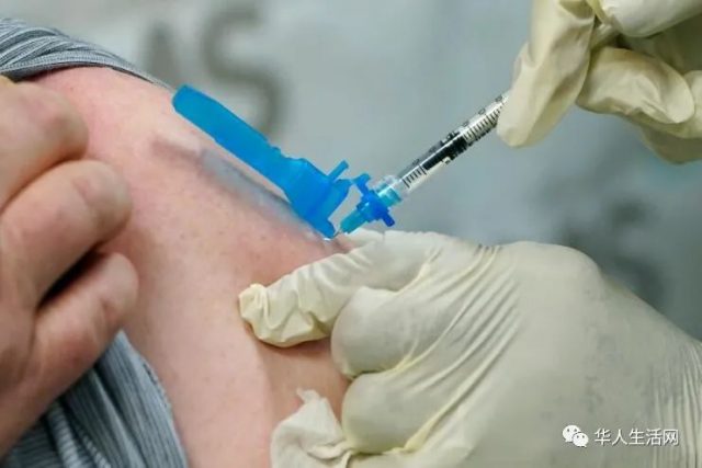 根據綜合報道，自從輝瑞(Pfizer)與德國夥伴BioNTech共同研發的新冠肺炎疫苗一周以來，至少已有12萬8000人接種第一劑疫苗；雖然出現5例過敏反應，聯邦食品暨藥物管理局(FDA)也已經開始著手對此進行調查。 圖片 聯邦政府預料第一批配送足夠290萬人接種第一劑的疫苗，但仍不及全國人口的1%，且不夠健康照護人員及長期照護機構的居民及照護員接種。 圖片 雖然聯邦衛生部(Department of Health and Human Services)已公布各州及領地的首批疫苗配送數據，但未公布已配送或接收多少疫苗；此外，部分地區的藥劑師有時會從疫苗保存瓶中汲取比預期還多的疫苗劑量，但愛阿華州及華盛頓州的藥劑師反映收到比預期更少的疫苗。 發燒、頭痛、肌肉酸痛…專家：正常反應 據悉，疫苗在第三期臨床試驗已有90%有效性，也由獨立專家小組審查，未發現明顯副作用，對大眾安全。但專家們警示，某些人在注射後可能發生的發燒、頭痛、疲勞與肌肉酸痛等，皆為正常反應。 圖片 圖片 輝瑞疫苗試驗中，所有反應均以輕度或中度呈現，幾天內可解除。專家們表示，疫苗注射的反應為正常情況，且是疫苗正達到預期目標的表現。西奈山伊坎醫學院(Icahn School of Medicine at Mt. Sinai) 免疫專家克拉默(Florian Krammer)指出，疫苗注射後，可能有體溫升高、頭痛或肌肉酸痛。 圖片 癥狀發生是因先天免疫系統識別出某些東西不屬於體內，並發出警報，若感到不適，不是因為感染病毒，而是因為疫苗正在觸發免疫反應。 首批莫德納疫苗已發往美國各州 另外，第一批莫德納（Moderna）公司的新冠疫苗於周日（12月20日）早晨開始離開倉庫運往各地，擴大了美國的疫苗接種工作。 分銷疫苗的公司McKesson Corp在今天早上6點左右的一份聲明中說，他們已經啟動了新冠疫苗及輔助供應包的運送推廣工作。 圖片 在食品和藥物管理局（FDA）授予該藥品緊急使用授權後，疫苗於周六抵達配送中心，被裝入集裝箱並裝上卡車。 圖片 該疫苗預計將在全美3700多個地點推廣。政府部門表示，在美國批准的第一種疫苗——200萬支輝瑞疫苗的基礎上，計劃本周再發放590萬支莫德納疫苗。 美國陸軍將領古斯塔夫·佩爾納（Gustave Perna）告訴記者，莫德納公司的第一批疫苗盒預計將於周一到達醫療機構。 圖片 一些州選擇了莫德納的疫苗，用於更難到達的農村地區，因為它們可以在標準溫度的冰箱中儲存30天——而輝瑞的疫苗則不同，它必須在零下94度的溫度下運輸，在標準冰箱溫度下只能保存5天。