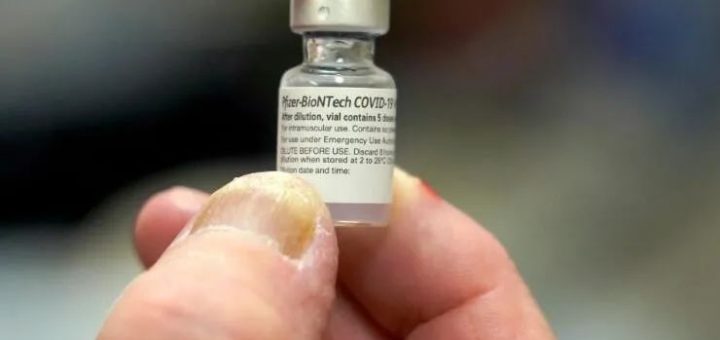 根据综合报道，自从辉瑞(Pfizer)与德国伙伴BioNTech共同研发的新冠肺炎疫苗一周以来，至少已有12万8000人接种第一剂疫苗；虽然出现5例过敏反应，联邦食品暨药物管理局(FDA)也已经开始着手对此进行调查。 图片  联邦政府预料第一批配送足够290万人接种第一剂的疫苗，但仍不及全国人口的1%，且不够健康照护人员及长期照护机构的居民及照护员接种。  图片  虽然联邦卫生部(Department of Health and Human Services)已公布各州及领地的首批疫苗配送数据，但未公布已配送或接收多少疫苗；此外，部分地区的药剂师有时会从疫苗保存瓶中汲取比预期还多的疫苗剂量，但爱阿华州及华盛顿州的药剂师反映收到比预期更少的疫苗。    发烧、头痛、肌肉酸痛…专家：正常反应 据悉，疫苗在第三期临床试验已有90%有效性，也由独立专家小组审查，未发现明显副作用，对大众安全。但专家们警示，某些人在注射后可能发生的发烧、头痛、疲劳与肌肉酸痛等，皆为正常反应。  图片 图片  辉瑞疫苗试验中，所有反应均以轻度或中度呈现，几天内可解除。专家们表示，疫苗注射的反应为正常情况，且是疫苗正达到预期目标的表现。西奈山伊坎医学院(Icahn School of Medicine at Mt. Sinai) 免疫专家克拉默(Florian Krammer)指出，疫苗注射后，可能有体温升高、头痛或肌肉酸痛。 图片  症状发生是因先天免疫系统识别出某些东西不属于体内，并发出警报，若感到不适，不是因为感染病毒，而是因为疫苗正在触发免疫反应。  首批莫德纳疫苗已发往美国各州 另外，第一批莫德纳（Moderna）公司的新冠疫苗于周日（12月20日）早晨开始离开仓库运往各地，扩大了美国的疫苗接种工作。  分销疫苗的公司McKesson Corp在今天早上6点左右的一份声明中说，他们已经启动了新冠疫苗及辅助供应包的运送推广工作。 图片  在食品和药物管理局（FDA）授予该药品紧急使用授权后，疫苗于周六抵达配送中心，被装入集装箱并装上卡车。 图片  该疫苗预计将在全美3700多个地点推广。政府部门表示，在美国批准的第一种疫苗——200万支辉瑞疫苗的基础上，计划本周再发放590万支莫德纳疫苗。  美国陆军将领古斯塔夫·佩尔纳（Gustave Perna）告诉记者，莫德纳公司的第一批疫苗盒预计将于周一到达医疗机构。 图片 一些州选择了莫德纳的疫苗，用于更难到达的农村地区，因为它们可以在标准温度的冰箱中储存30天——而辉瑞的疫苗则不同，它必须在零下94度的温度下运输，在标准冰箱温度下只能保存5天。