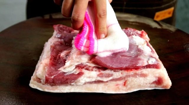 賣豬肉的，經常拿一塊布在肉上擦，看完才知道用意！
