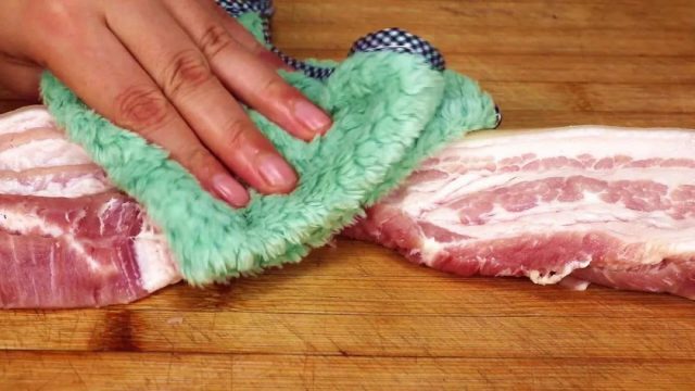 賣豬肉的，經常拿一塊布在肉上擦，看完才知道用意！