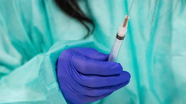 德州医生偷新冠疫苗给家里人用并声称是为了防止疫苗过期？