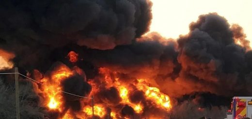 （視頻）德州18輪開車與油罐火車相撞，現場火光衝天、濃煙滾滾