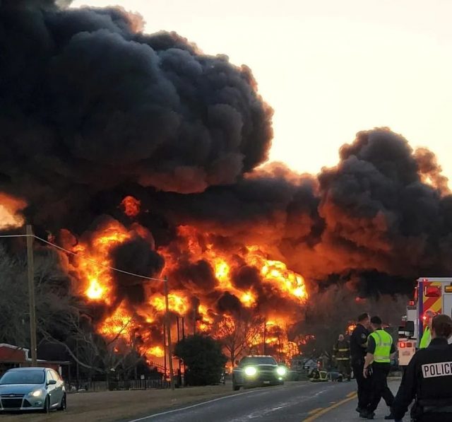 （視頻）德州18輪開車與油罐火車相撞，現場火光衝天、濃煙滾滾
