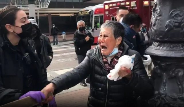 解氣又心疼！白男直接被打趴，76歲老奶奶棒打暴徒，華裔不該再沉默，受的氣打回去！