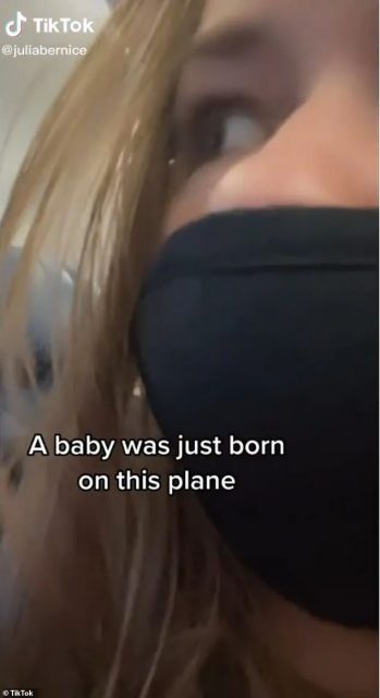 美国女乘客在飞机上突然分娩，而且居然不知道自己怀孕了？？