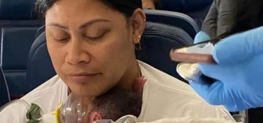 美國女乘客在飛機上突然分娩，而且居然不知道自己懷孕了？？