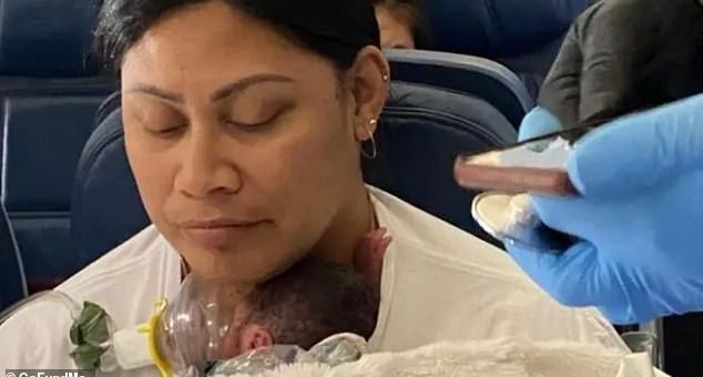 美國女乘客在飛機上突然分娩，而且居然不知道自己懷孕了？？