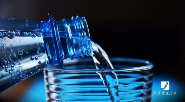 常喝这4种水，比憋尿还容易伤肾！不想“尿毒症”盯上你，请尽量少喝