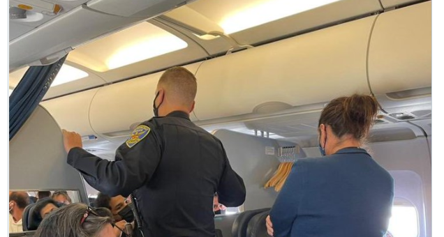 航班临起飞却紧急返航，就因为两个乘客抢中间扶手打起来了？！