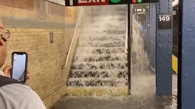 洪水警報！紐約水漫金山，地鐵站變水簾洞，曼哈頓成孤島！