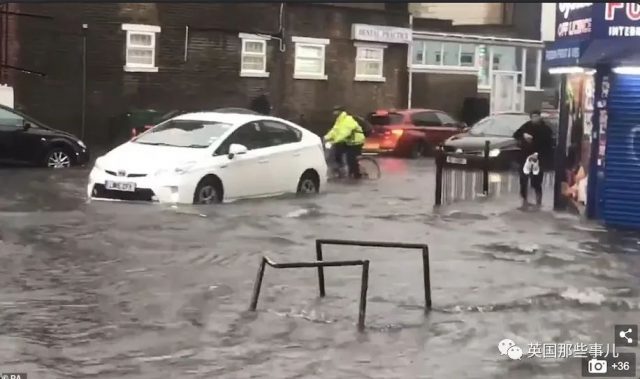 一場暴雨，倫敦下水道直接崩了！地鐵被淹馬桶倒灌，簡直慘！