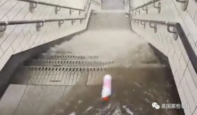 一场暴雨，伦敦下水道直接崩了！地铁被淹马桶倒灌，简直惨！