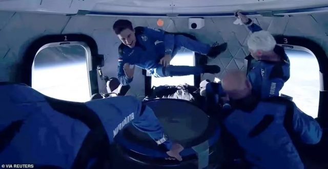 剛剛! 首富貝佐斯坐自家飛船上太空 每分鐘.5億 創造多項人類歷史!