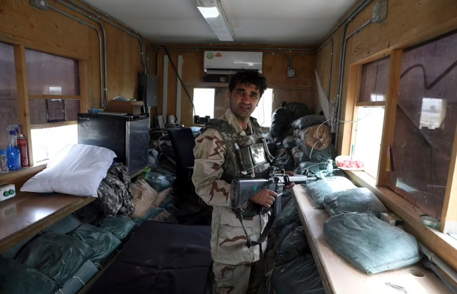 美軍連夜偷偷撤離，留下無數物資被阿富汗民眾瘋搶！網友們怒斥：簡直浪費！