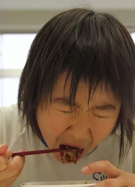 命令小学生亲口吃掉自己养了8个月的宠物鱼，日本学校惹巨大争议