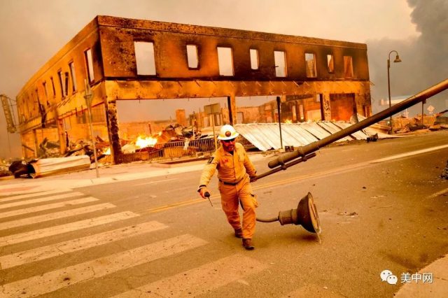 末日景象！加州最大野火因天气突然爆发 淘金热小镇毁于一旦