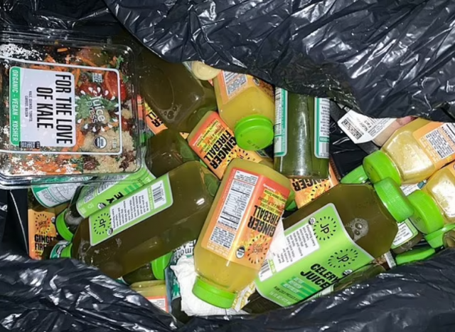 纽约女孩翻垃圾找食物，痛斥食品店：宁愿扔掉食物也不救济穷人？！