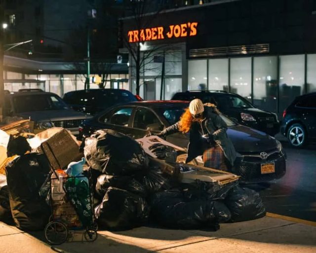 紐約女孩翻垃圾找食物，痛斥食品店：寧願扔掉食物也不救濟窮人？！