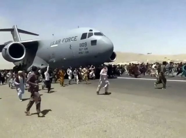 现场! 阿富汗人挤爆机场 不要命狂扒飞机! 碾毙 坠机 中弹至少8死! 拜登终于发声!