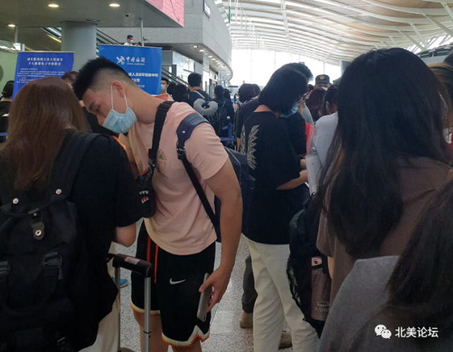 涨疯了！中国赴美一张机票10万，签证开放机场千米长队来美！