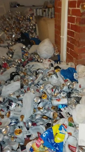 崩溃! 租客一年没交房租 搬走后留下8000啤酒罐 粪便堆积如山 清洁工狂吐!