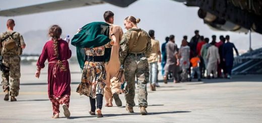 塔利班禁止阿富汗人前往機場 拜登維持31日撤軍期限 24小時內千人飛抵DC