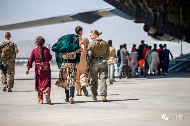 塔利班禁止阿富汗人前往機場 拜登維持31日撤軍期限 24小時內千人飛抵DC