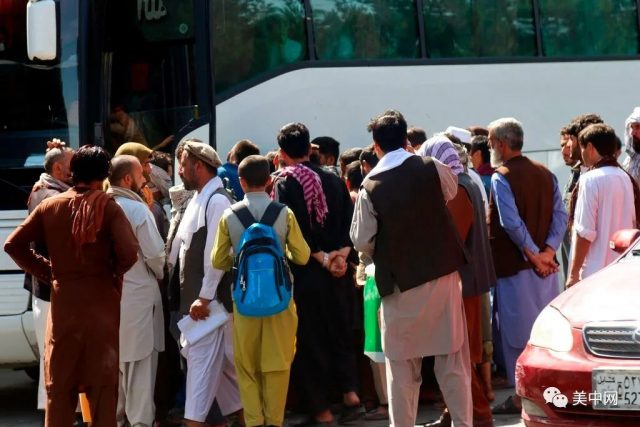 喀布尔恐袭已致200阿富汗人死 仍有大批人试图逃离 拜登要让袭击者