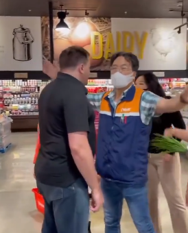 视频疯传! 白男进超市拒戴口罩 当众撒泼 亚裔大妈彪悍开骂: 滚!