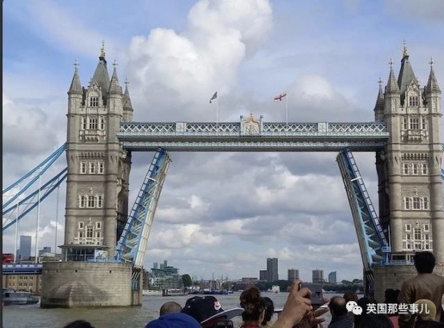 倫敦塔橋又雙叒叕卡住了！