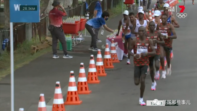 法國馬拉松選手打翻一整排水瓶不給對手喝水？網友為此吵翻了！
