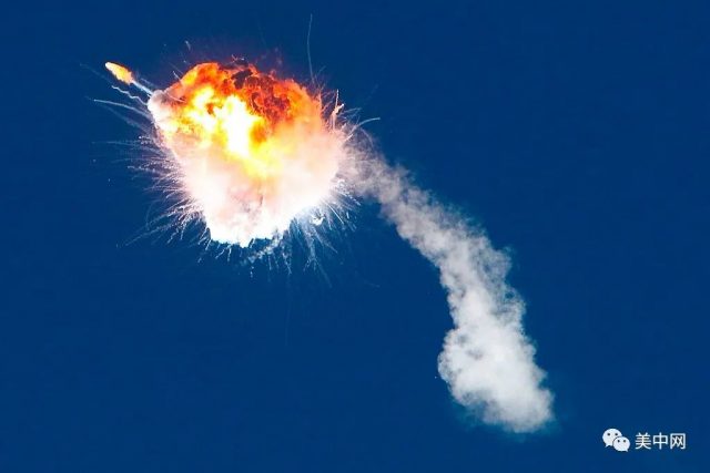 初创公司火箭首飞爆炸 在加州上空炸成火球