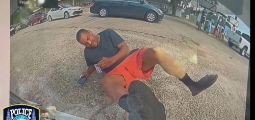路州男子"碰瓷"特斯拉 假摔全程被車載攝像頭拍下