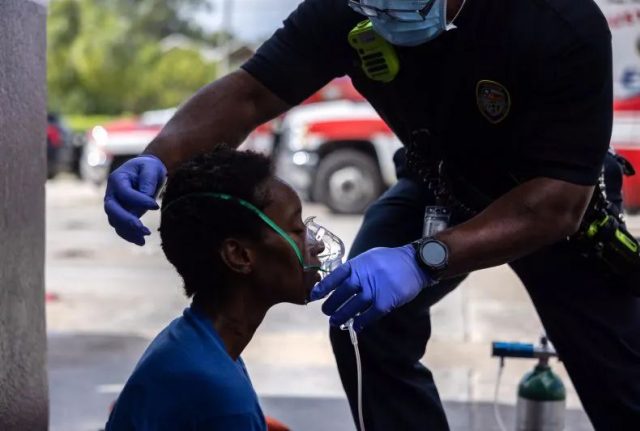 一周25萬美國兒童感染新冠，學校還不讓戴口罩打疫苗嗎？