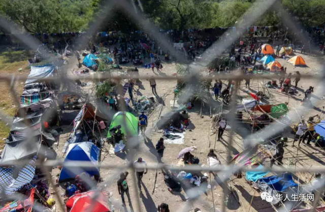 德州宣布紧急状态！上万非法移民疯狂涌入挤爆边境，拜登下令驱逐为时已晚！