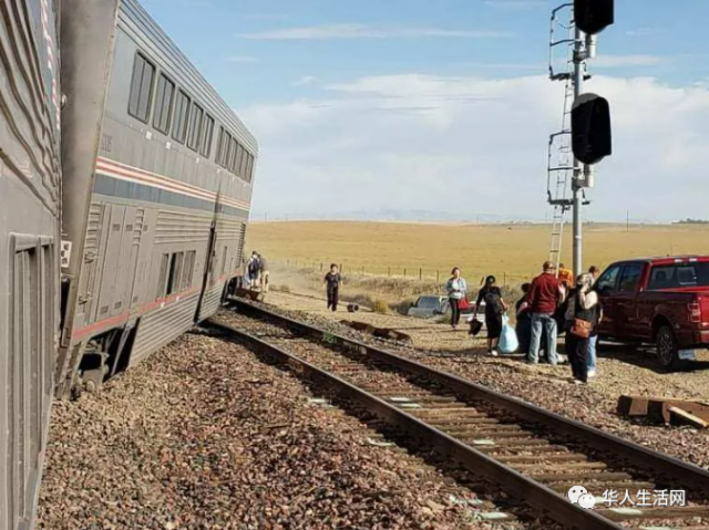 突发！至少3死50伤！美国著名观光火车出轨，车厢翻覆 一片狼藉！