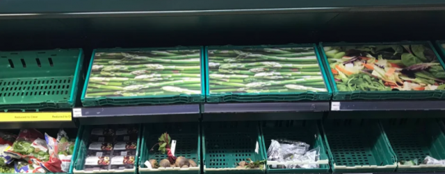 美國部分超市在空貨筐上蓋食物照片應對食物短缺。民眾：在考我們智商？